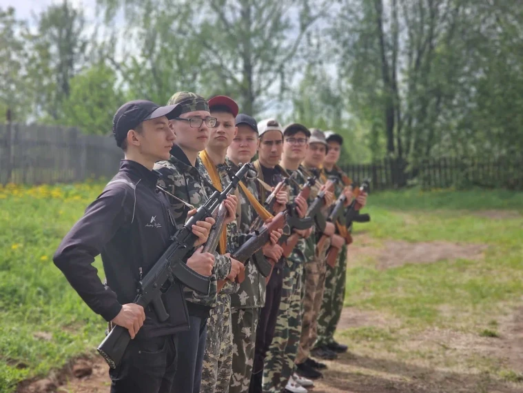 РУКОВОДИТЕЛЬ УЧЕБНЫХ СБОРОВ ПО НАЧАЛЬНОЙ ВОЕННОЙ ПОДГОТОВКЕ ДАЛ ВЫСОКУЮ ОЦЕНКУ НАШИМ ЮНОШАМ 10 КЛАССА.